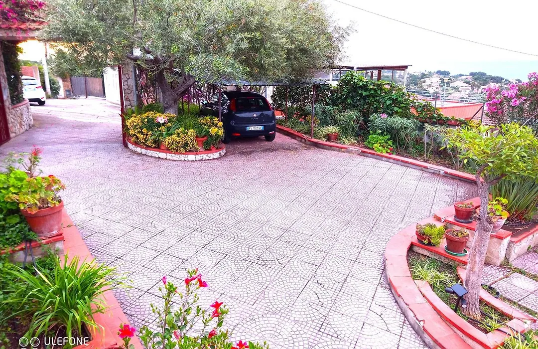 Stanza in Villa con giardino vista mare-1