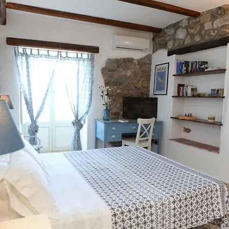 Coastal Seaview Suite & Central Balcony Street View Studio-2