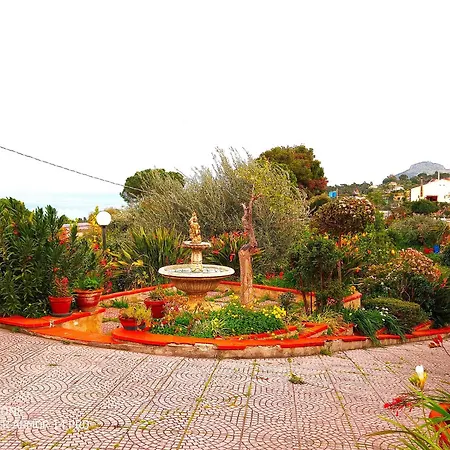 Stanza in Villa con giardino vista mare-3