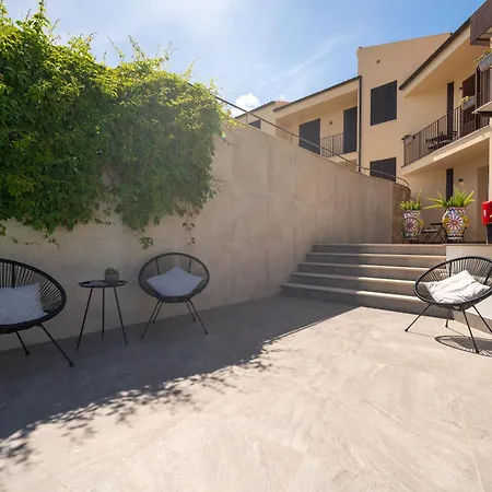 Pater Meus Suites - Sea View, Pool & Parking-2